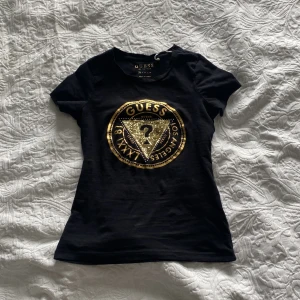 Guess t-shirt - Skit snygg t-shirt från Guess💕. Säljer den för att den inte kommer till användning. Priset går att diskuteras💕. 