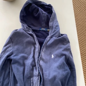 Ralp lauren zip up - 5/10 skick några hål men märks knappt när den e på. Storlek xs passar typ 159.