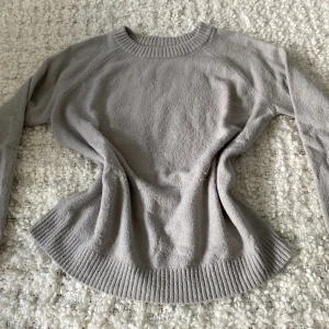 Stickad tröja - Stickad tröja. 🩶