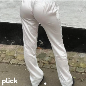 Vita satinbyxor - Säljer ett par vita satinbyxor från design by si! Nästan oanvända och i bra skick😍Storlek L men passar mig superbra som är en S (väldigt små i storleken) Skriv för fler bilder!