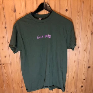 gula blend - gick på konsär o köpte tröja från fel band tänkte köpa från duchplatset men men man är ju lagom dum ibland 