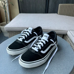 SNEAKERS - Vans Skate Old Skool, storlek 38 - Säljer ett par svarta sneakers i storlek 38, Vans Skate Old Skool. Använda en gång och är i mycket fint skick. Förberett för smidig leverans med spårbar frakt och köpskydd, går självklart att välja bort om du heller vill hämta skorna. 