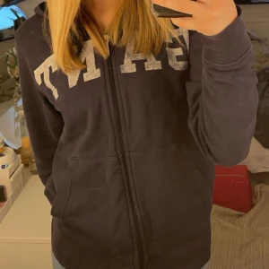 gant zip hoodie - säljer min gant hoodie!! bokstäverna är ganska urtvättade! 