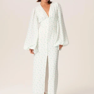 Adoore klänning - Helt ny Adoore klänning Endast testad Helt slutsåld på hemsidan  Kommer skicka tillbaka senast 17/6