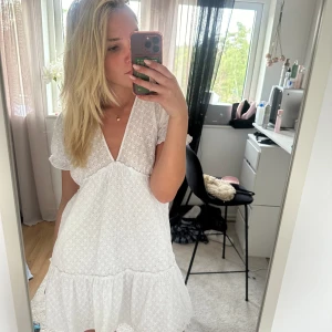 Sommarklänning  - Säljer nu min snygga vita sommarklänning från Zara! Perfekt ni till sommaren. Det är storlek M men jag har vanligtvis S och den passar. 
