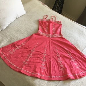 Klänning med detaljer  - Klänning med detaljer.syds med små pärlor och strass .handgjord.finns sido gylfen.längd på kjolen 52cm .storlek smal .den sitter så fin .har aldrig använd. Fråga. Gärna om ni undrar nåt mer .kan möta er om ni vill tittar närmare på klänning 