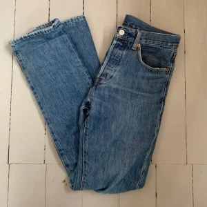 Levis 501 - Riktig snygga 501or. Skicket är helt okej men inte 10/10 utan 6/10. Finns en del ställen där det gått upp men annars fina. Tveka inte om du har några frågor eller vill ha fler bilder!