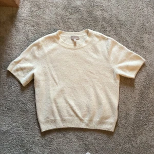 Mysig kortärmad stickad tröja  - Väldigt Finn och passar till allt, säljer pg att jag har för mycket kläder💗