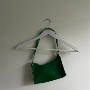 Grön handväska  - Grön handväska, oklart vart den är ifrån, köpt second hand. Jag personligen har aldrig använt och den är i bra skick!