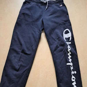 Mjukisbyxor  - Sköna Champions mjukisbyxor. Skick 7/10. Ena snöret är lite sönder, och en liten defekt på bild 2 men den syns inte. 