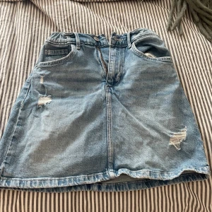 Blå jeans kjol❤️ - En blå jeans kjol från hm, bra skick! Haft den i 3 år och använt den till och från❤️