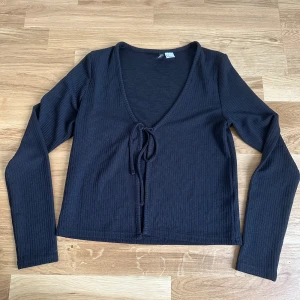 H&M tie front top - Jättefin långärmad topp som man kan ha över en linne eller bara som det är. Aldrig använd, ny skick.