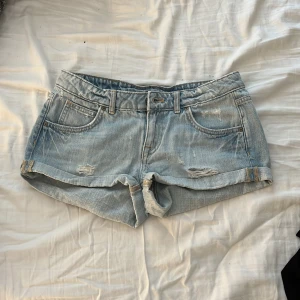 lågmidjade jeansshorts - säljer de här jätte fina ljusblåa lågmidjade jeansshortsen som är helt nya, har redan tillräckligt med jeansshorts❤️