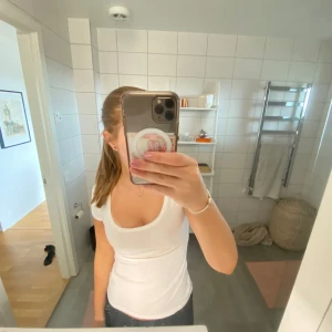 Vit thirt  - En vit thirt från anna field i storlek xs - s. Den är typ inget använd och är fin i skick.💗💞