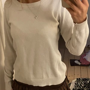 Vila tröja  - Säljer min vita vila tröja i strl M. Bra skick❤️