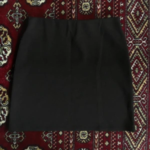 Minikjol H&M - Polyester + bomullsblanding. Stretchig och skön!