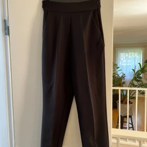 Na-kd svarta byxor  - Kostymbyxor från Nakd med hög midja och ankellånga. Fint skick