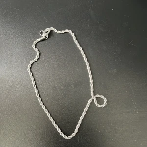 Silver kedja cordell - 3-4 mm silver kedja. Bra skick, ej används, En del av den fattas från Nordic smycken, all skydd kommer med och bra skick. Hör av er om ni vill diskutera pris 