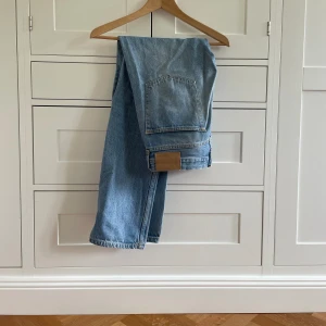 Ljusblå jeans  - Fräscha ljusblå jeans | Nästan helt nya 9/10 | Storlek: W32 L32 | Passform: Straight fit | Märke: Dobber | Nypris: 800kr | Fraktar spårbart med Instabox eller PostNord | Hör av er vid funderingar | A&W fashion 🙌🏻🌟