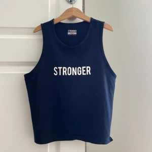 Träningslinne 🤩 - Linne från Stronger i strl XS! Använt men är fortfarande i fint skick! 🩵