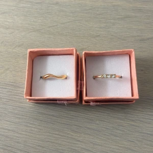 Två guld ringar   - Två ringar för 20 kronor, askarna ingår. Ena ringen har tappat färg på bak sidan men inget man ser när man har ringen på sig. Skriv om ni har frågor 