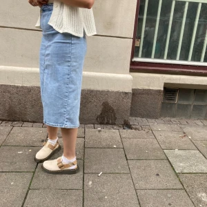 Jorge Dr martens beige sandaler - Använda en gång, nytt skick Nytt pris 1700. Är strl 39 men passar mig som har strl 38
