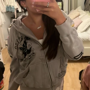 ed hardy hoodie - ed hardy tröja i XL. Tryck på ryggen och lite överallt. Skit cool! 