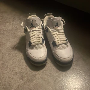Jordan 4 - Säljer nu ett par Jordan 4 då jag inte använder dom. Använda fåtal gånger. Box medföljer 