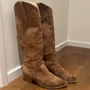 Cowboyboots - Cowboysboots i mocka, i använt skick. Storlek 37