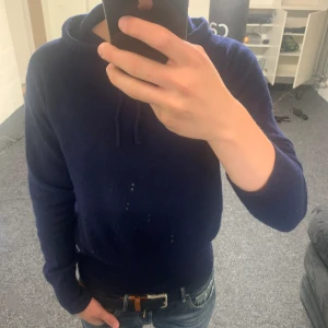 Marin blå kasmir hoodie - Säljer nu min feta kasmir hoodie från carmes tvättade 1 gång fint skick inga defekter inga fläckar elle något passar dig mellan 165 ~175 cm hör av dig om det är någon mer ni undrar över✅100% kasmir 