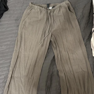 Linnebyxor  - Linnebyxor från HM. Använda 1 gång. I storlek XS. 
