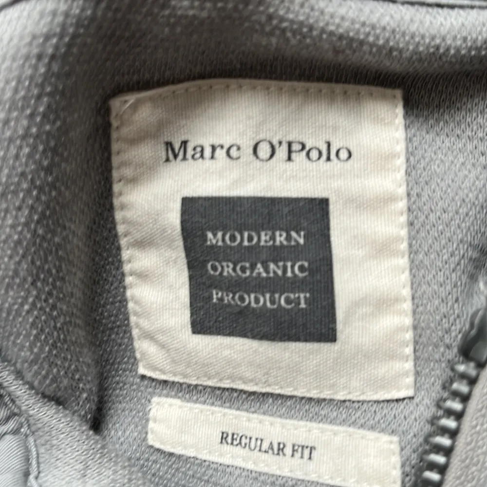 En fin Marc O’Polo hoodie  Skick 9/10 L passar till M Fick den som present men tyvärr den var för stor Nypris 1000kr  Pris kan diskuteras . Hoodies.