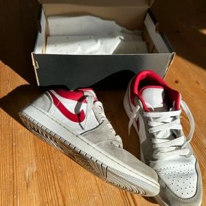 Air Jordan 1 Low SE - ÄKTA! Inköpta för 2599kr. Använda men fortfarande mycket kvar att ge. 