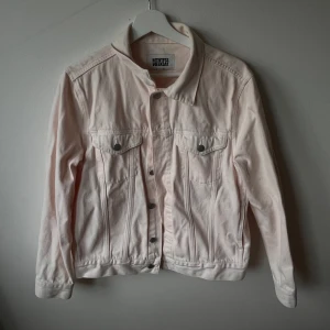 Jeansjacka - Säljer snygg puderrosa Jeansjacka ifrån Weekdays äldre kollektioner💞🤌🏻 skriv för bilder med den på😇
