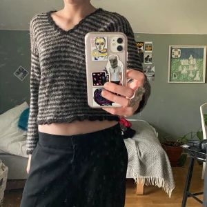 Stickad tröja - Randig stickad tröja, köpt vintage men den är handgjord!