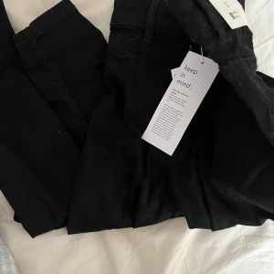 Molly jeans - Svarta Molly high waist jeans från Gina Tricot. Aldrig använda och båda prislapparna finns kvar!