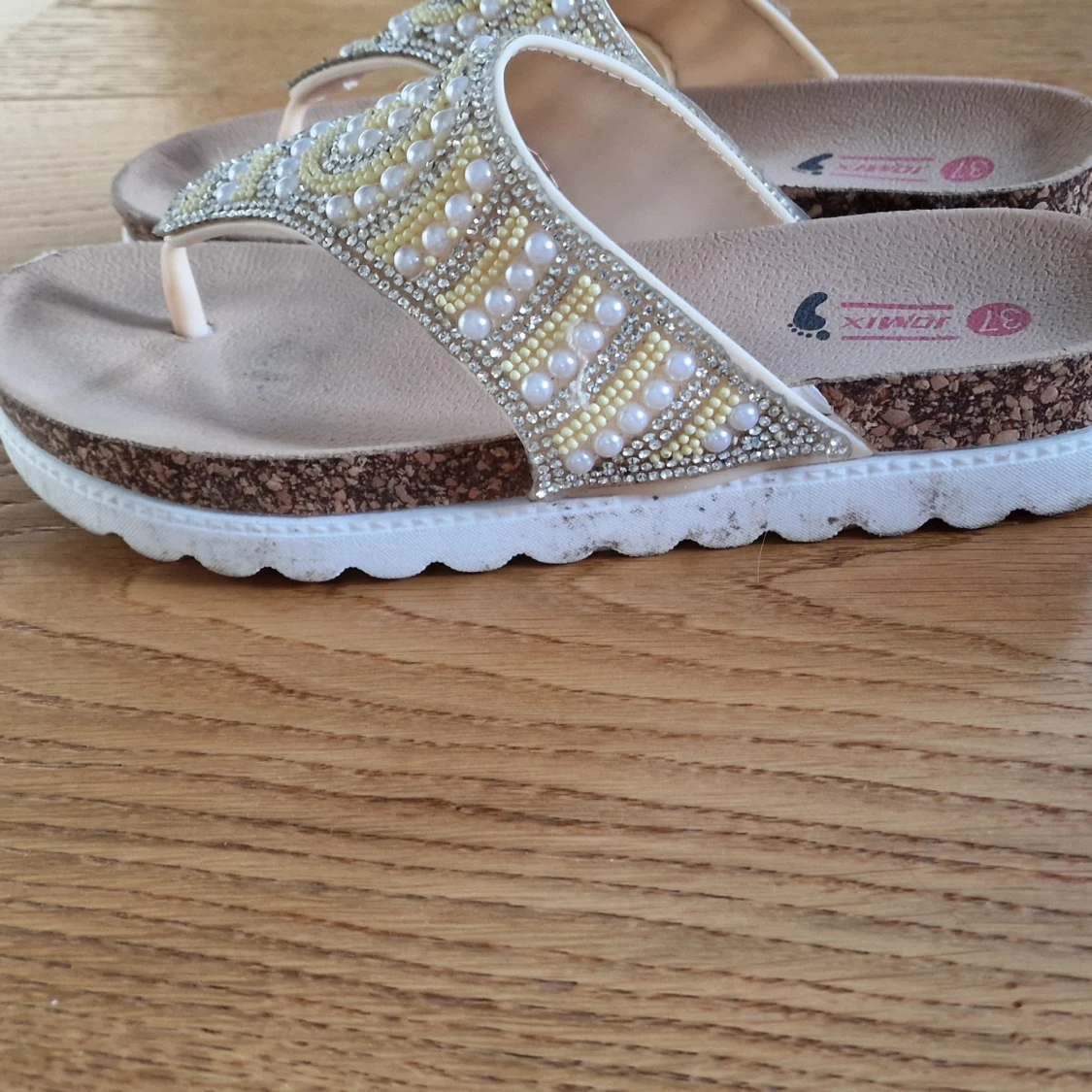 Tåsandaler med pärlor