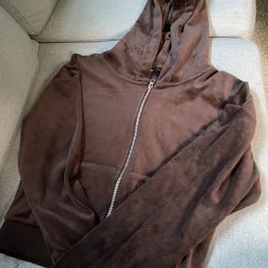 Kofta - En kofta i kortare modell, mycket bra skick och fortfarande extremt len. 