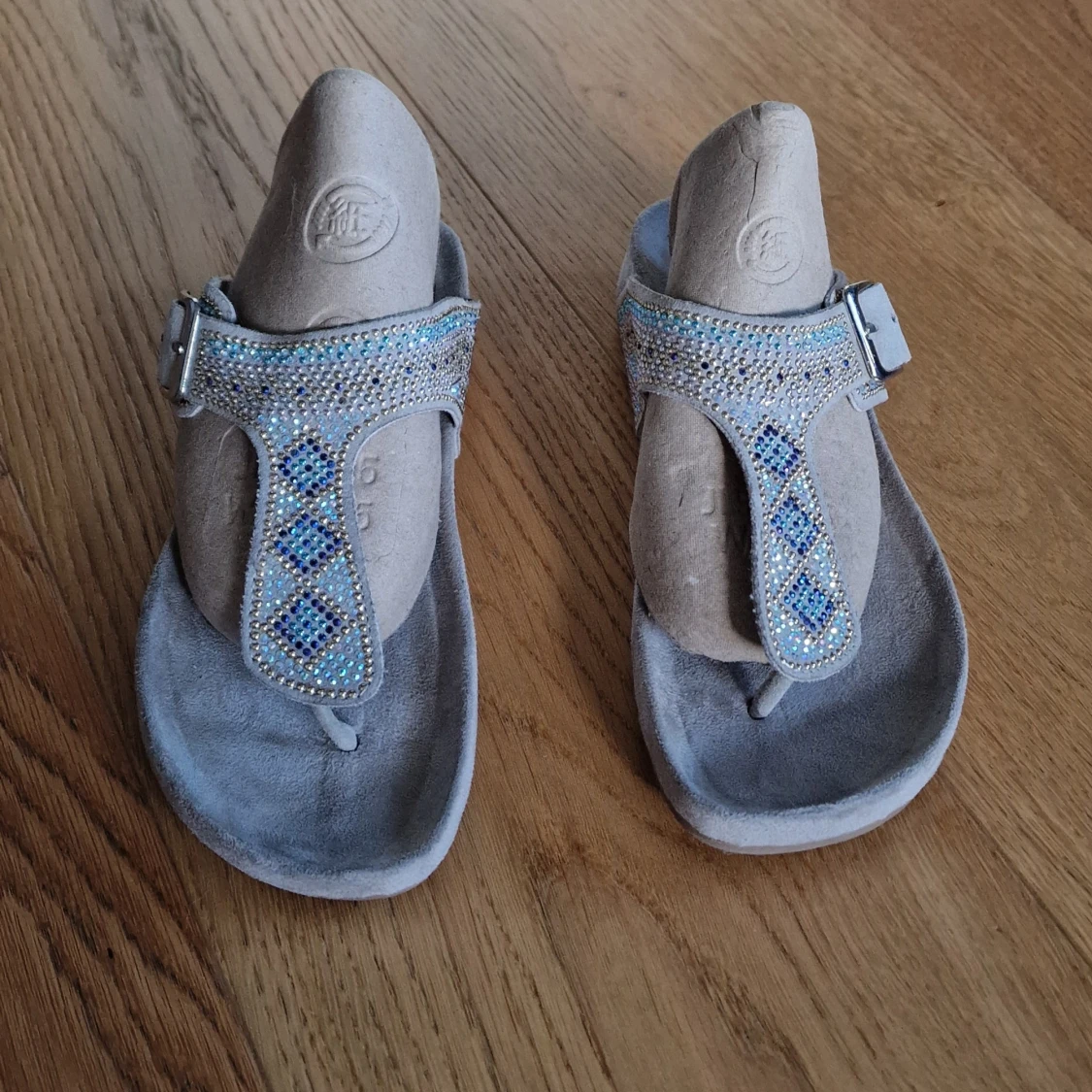 Tåsandaler med pärlor - 90