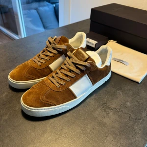 Valentino Flycrew - Säljer dessa Valentino Flycrews i utmärkt skick. 🛑 2st nitar är utbytta till nya. 🛑 Får med 2st creaseskydd till skorna 🛑 Allt OG kvar 🛑 Otroligt bra skick 🛑 Ovanlig färg —— Skriv om det är något du undrar!