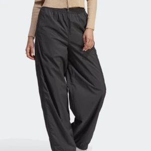 Nylon trackpants - Helt oanvända nylon trackpants från adidas (prislapp kvar) som jag säljer vidare pga att dom inte passade. Men dom ser skitsnygga ut och väldigt bra för bla utomhusträning. Prutning välkomnas!