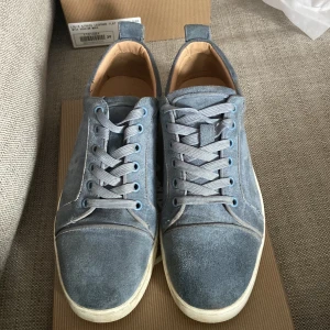 Christian Louboutin  - Skor har en väldigt liten tråd som sticker ut