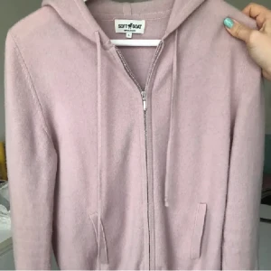 Softgoat zip - Säljer min jättefina softgoat zip tröja, kan kanske tänka mig att byta mot en annan färg men säljer helst. Denna rosa går inte att få tag i längre. Nypris 2500. Okej skick, inte så använd. 100 % Kashmir , storlek s. Perfekt till sommarkvällar🥰🥰
