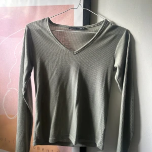 Grön tröja med v-ringning  - Tröja från Lager 157 i mycket bra skick. 