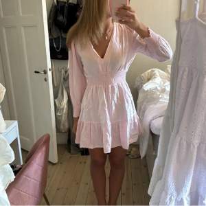 Säljer denna superfina rosa klänning från zara, knappt använd!❤️(lånade bilder) Pris kan diskuteras! 