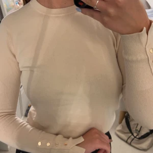 Långärmad - Långärmad beige tröja från zara. Snygga guld detaljer i ärmarna. Strl M men passar mig som vanligtvis bär S. Mjuk och skön.  Aldrig använd.
