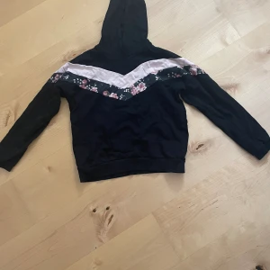 Tjocktröja - Knappt använd din tjocktröja från Kappahl. Den är i storlek 146/152. Den har en luva och rosa detaljer.   Säljer den för att den är för liten för mig