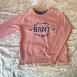 GANT sweatshirt - En fin rosa Gant tröja sparsamt andvänd nästan som ny. Inga fläckar eller slitage💕 