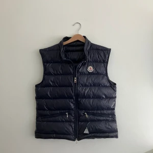 Moncler väst - Moncler gui väst Använd 1 gång för att testa Kan sänka pris vid snabb affär. Västen har både qr kod och NFC Scan i märket. Vid minsta fråga eller bilder skriv till mig.