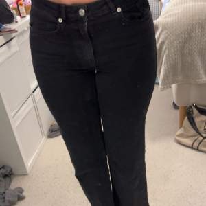 Midrise svarta jeans från Carin Wester. Säljer då dom tyvärr blivit för små. Riktigt jeans tyg. Snygga detaljer.